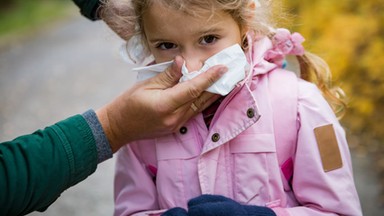 Nowy trend wśród rodziców. Ma być dobry dla dzieci, ale lekarze są sceptyczni. "Nie znam żadnych dowodów na efekty terapeutyczne"