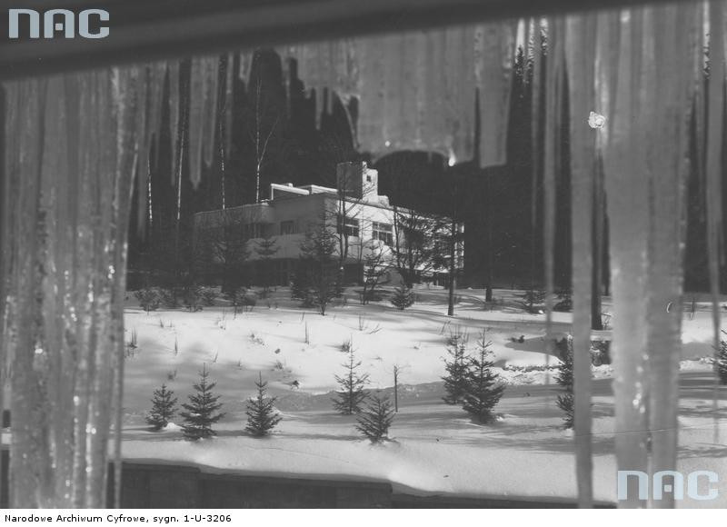 Krynica, widok na Willę Dyrektorówkę przez zamarznięte okno, 1918 rok.