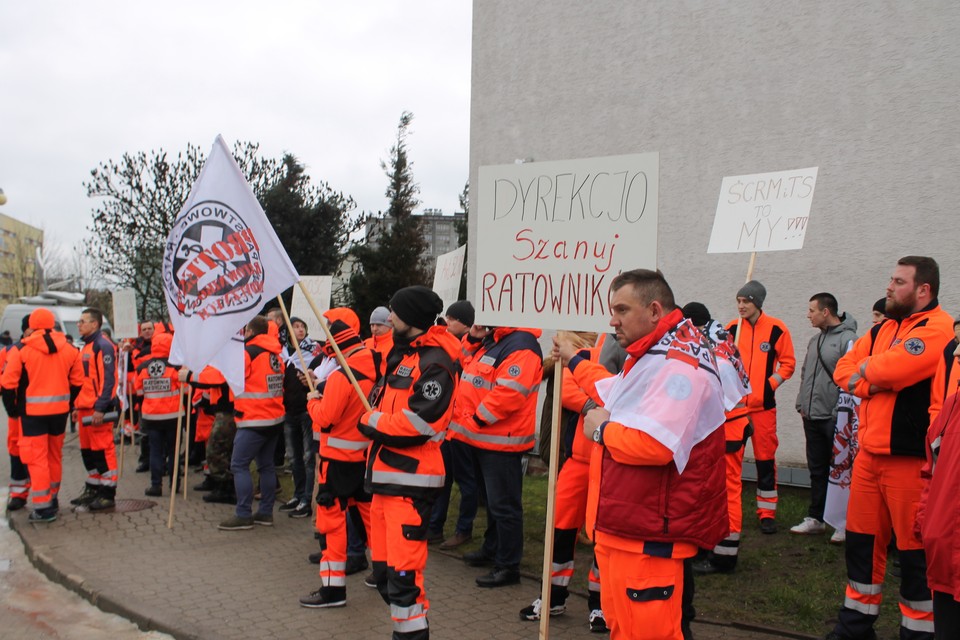 Protest ratowników medycznych w Kielcach. Bronili zwolnionych kolegów