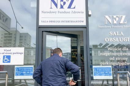 NFZ na rekordowym plusie. "Pieniądze niewykorzystane, kolejki pozostały"