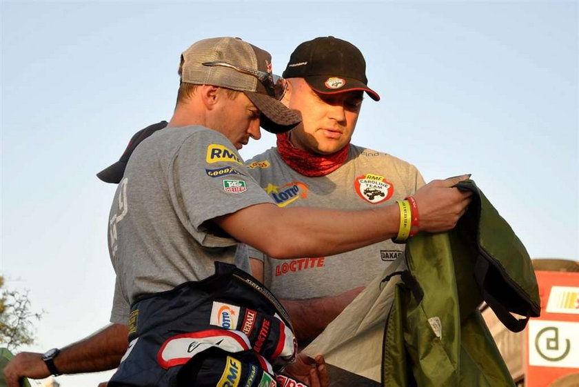 Adam Małysz dobrze radzi sobie na trasie Rajdu Dakar 2012. Gorzej idzie mu składanie namiotu