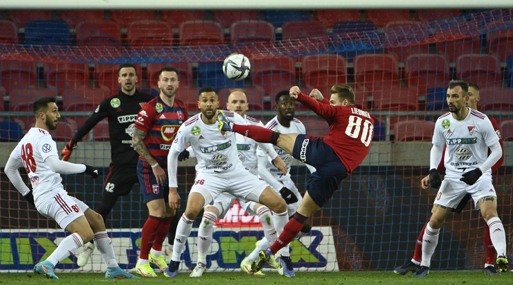 A székesfehérvári Bohdan Ljednyev kapura lő a labdarúgó OTP Bank Liga 19. fordulójában játszott MOL Fehérvár FC-Debreceni VSC mérkőzésen a székesfehérvári Mol Aréna Sóstó stadionban 2022. február 5-én. Szemben, középen a debreceni Charleston Silva / Fotó: MTI/Szigetváry Zsolt