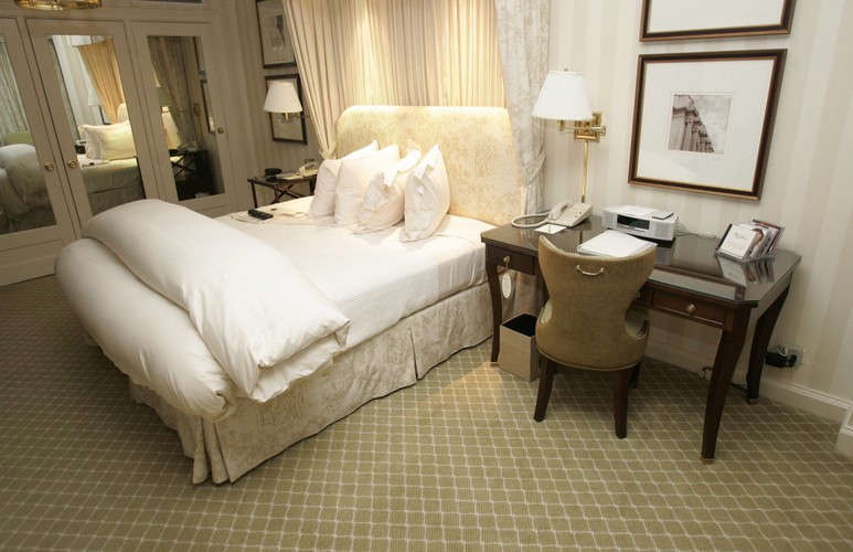 Łoże z baldachimem i lampy z czujnikami ruchu - apartament w hotelu Hay Adams kosztuje 350 dolarów za noc