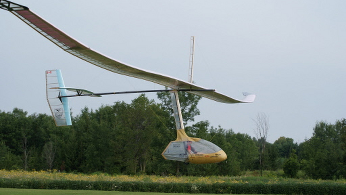 Kilkaset lat po tym, jak Leonardo Da Vinci stworzył szkic latającego pojazdu, studenci inżynierii z Kanady ogłosili, że unieśli w powietrze i przeprowadzili próbny lot maszyny, unoszącej się dzięki skrzydłom napędzanym ruchami rąk i nóg pilota - czytamy na stronie Uniwersytetu Toronto.