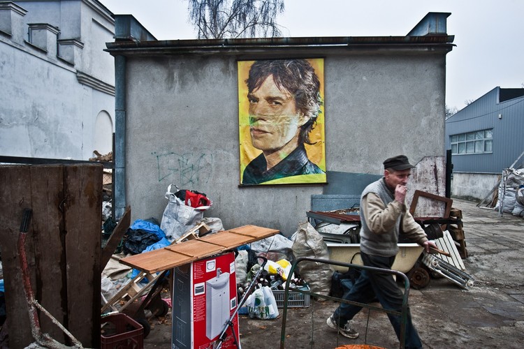 W Warszawie działa ponad 200 skupów złomu. To istne galerie sztuki. Codziennie odwiedza je kilkanaście tysięcy ludzi, przynoszą wszystko. Rzeźby ze splątanych w tysiące supłów kabli sąsiadują z żeliwnymi wannami, reprodukcjami tandetnych obrazów, starymi przyrządami kuchennymi i mającym kilka ładnych metrów kwadratowych portretem Micka Jaggera. I to wszystko we właściwym artystycznym nieładzie. Warszawa, 17 listopada 2010r., BZ WBK Press Foto 2011 Wyróżnienie 2 | Kultura i sztuka Rafał Guz Rzeczpospolita