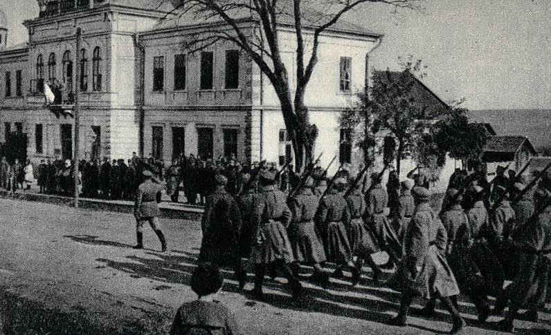 Defilada oddziałów Polskiego Korpusu Posiłkowego przed płk. Józefem Hallerem po nabożeństwie, Kocman na Bukowinie, 1917 r. (domena publiczna)