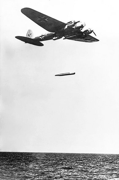 Samolot Heinkle He 111 zrzucający torpedę lotniczą.