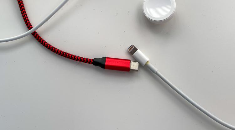 USB-C és Lightning kábel