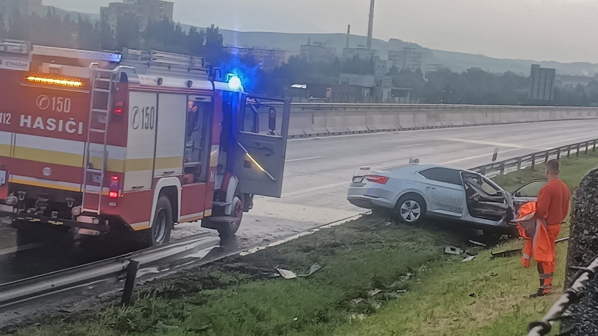 Polícia zasahuje pri vážnej dopravnej nehode na diaľnici D1 v smere z Liptovského Mikuláša do Popradu.