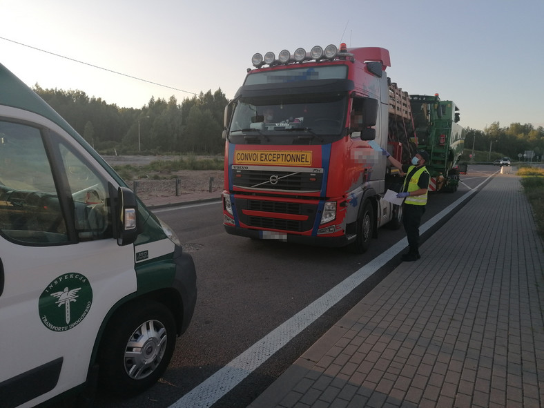 Transport kombajnu i opon z 12 mandatami