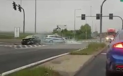 Groźny wypadek kolumny nowych policyjnych radiowozów. Kto zawinił? Zobacz WIDEO świadka