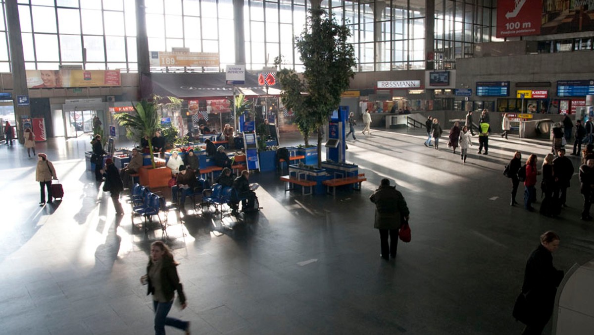 PKP SA ogłosiły przetarg na przebudowę hali głównej dworca Warszawa Centralna, w której pojawi się nowa antresola handlowa. Prace obejmą również fragment podziemnej galerii północnej, galerię zachodnią, galerię i hol kasowy WKD, a także systemy przeciwpożarowe.