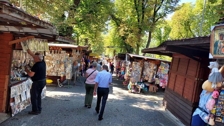 El primer miércoles de agosto de 2024 visité una feria de souvenirs de Czestochowa, dirigida por una asociación de comerciantes locales.