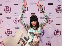 Popularna wokalistka ogoli głowę, żeby... pomóc potrzebującym