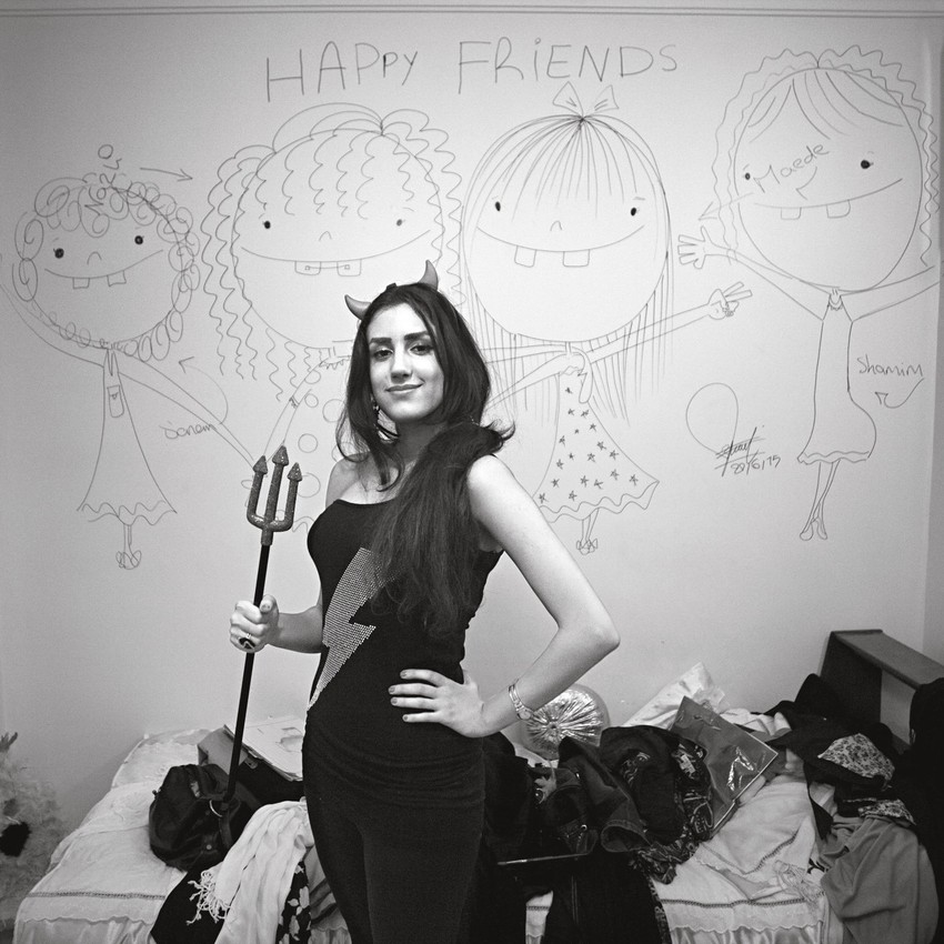 Đavolica u Teheranu: Portret devojke koja je želela da ostane anonimna nastao je na žurki (FOTO: Fabrica)