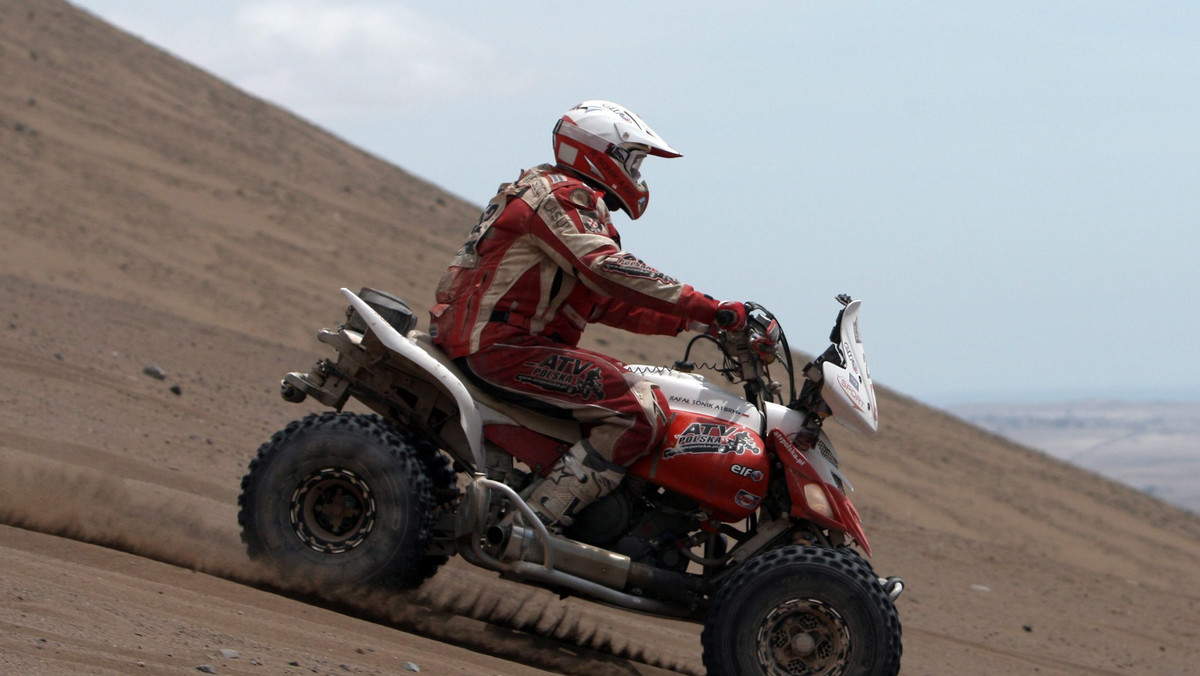 Krzysztof Hołowczyc (Orlen Team) zajął 8. miejsce w kategorii najlepszych kierowców samochodów na liczącej 641 km trasie 7. etapu Rajdu Dakar z Iquique do Antofagasta. W kategorii quadów znakomicie pojechał Rafał Sonik (ATV Polska), który był trzeci. Według powszechnej opinii był to najtrudniejszy etap tegorocznego rajdu.