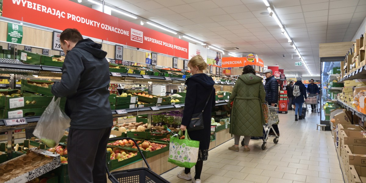 Większość sklepów będzie dziś działać do 13, a tylko niektóre do 14.