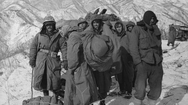 Amerykańscy żołnierze oczekują na ewakuację z Haharu-ri na początku grudnia 1950 r.