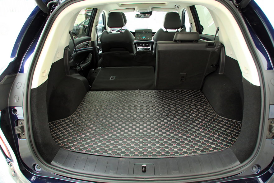Bagażnik jest pojemny (467-1141 l), ale konkurencyjny VW ID.4 ma o 76 l większą przestrzeń. Elektrycznie unoszona pokrywa bagażnika.
