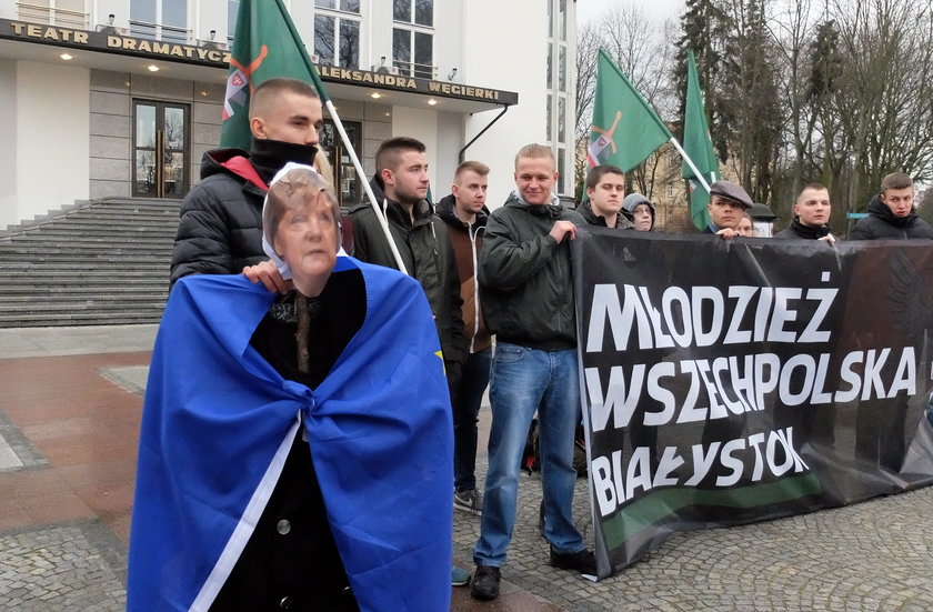 Protest Młodzieży Wszechpolskiej w Białymstoku odbył się w związku z atakami terrorystycznymi w Brukseli 22 marca 2016.