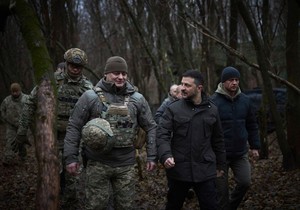 Volodimir Zelenski sa vojnicima u Zaporožju 12. decembra 2024.