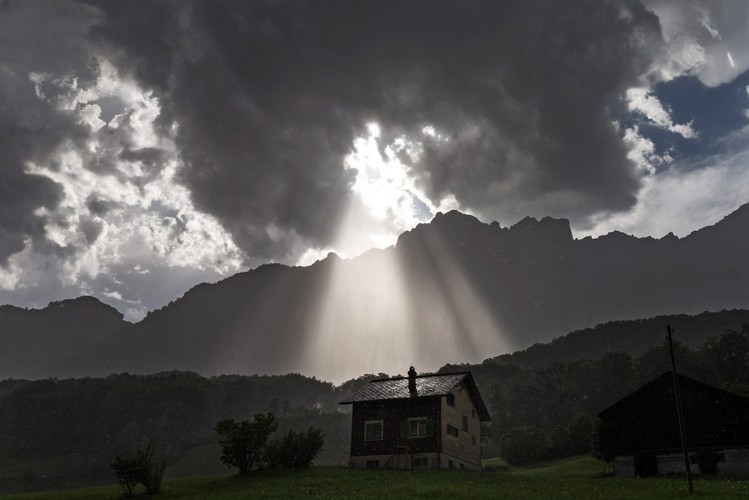 Niebo rozjaśnia się nad Schwanden w Szwajcarii, 9 czerwca