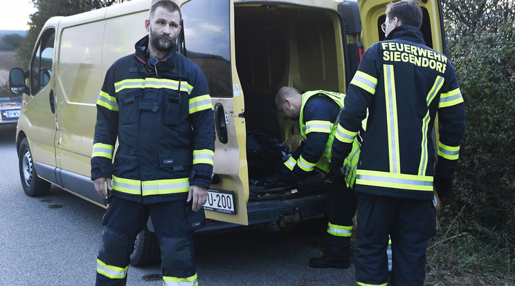 Ebben a furgonban találták meg a két holttestet a magyar határhoz közel / Fotó: AFP