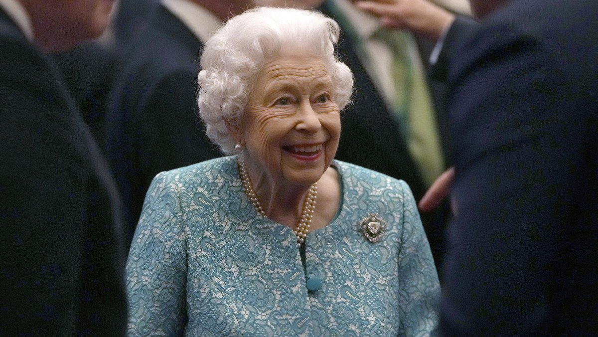 Królowa Elżbieta II uwielbia święta. W Windsorze stanęła pierwsza choinka