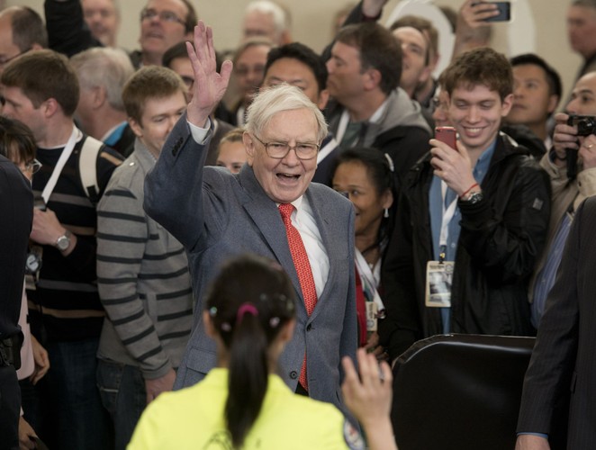 Bill Gates wspomina o niezwykle cennej życiowej lekcji, której udzielił mu Warren Buffet. „Doba ma tylko 24 godziny. Warren zdaje sobie z tego sprawę lepiej niż ktokolwiek inny. Nigdy nie pozwala na to, aby jego kalendarz wypełniał się bezużytecznymi spotkaniami”. Warto szanować swój czas. Nawet wtedy, gdy nie jest się miliarderem.