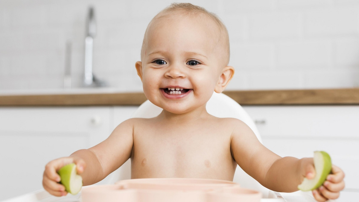 <strong>Właściwe żywienie w pierwszych latach życia jest bardzo ważne dla prawidłowego rozwoju dziecka. Jeśli niemowlę jest już gotowe na odkrywanie nowych smaków – innych niż mleko mamy – oznacza to, że rodzice stają przed nie lada wyzwaniem. Wymagania żywieniowe malucha w tym wieku różnią się bowiem od potrzeb starszych członków rodziny. Wiedza na temat prawidłowego rozszerzania diety jest zatem niezbędna. Oto wskazówki, które pomogą Ci dokonywać właściwych wyborów – w trosce o potrzeby rozwijającego się organizmu niemowlęcia. </strong>