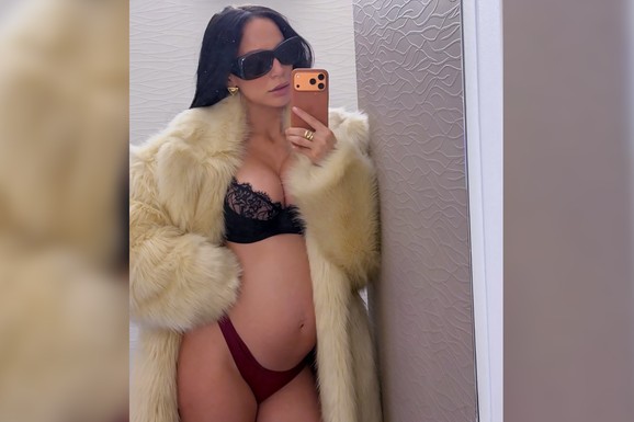 (FOTO) TRUDNA EDITA U ČIPKASTOM BRUSU I GAĆICAMA Pokazala stomak u šestom mesecu: Puca od samopouzdanja