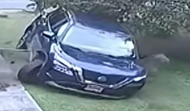 Automobil uleće u dvorište