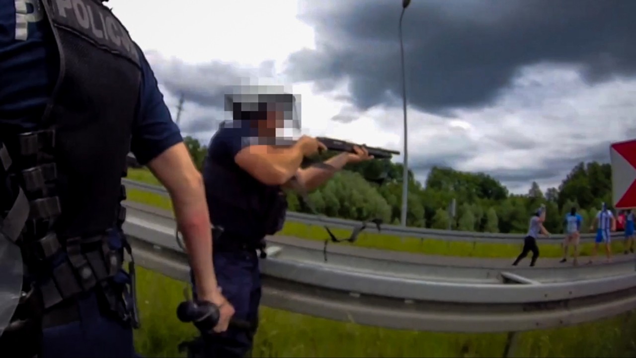 Pseudokibice zablokowali dwa autokary. Policja oddała strzał. Jest nagranie z akcji służb