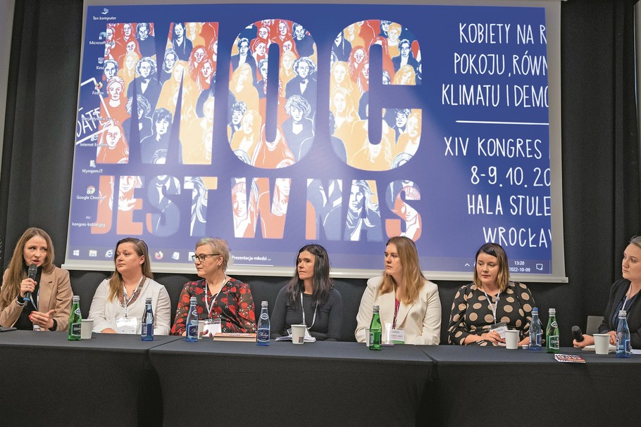 Od lewej: Agnieszka Dziemianowicz-Bąk, Cecylia Bieganowska, Irena Ranosz-Talarek, Anna Dęboń, Oliwia Wyrzykowska, Agata Kobylińska.