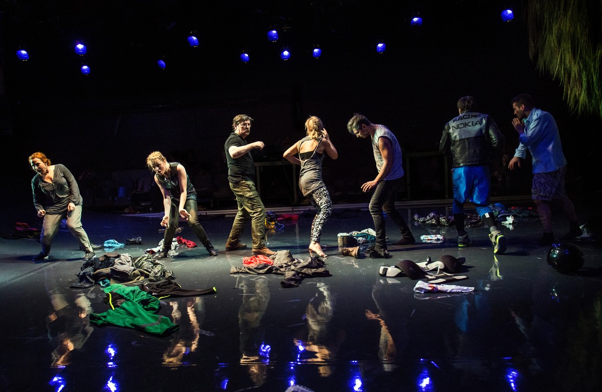 Dzienniki Majdanu w Teatrze Powszechnym - fot. Magda Hueckel. Od lewej: Paulina Chruściel, Kazimierz Wysota, Paulina Holtz, Michał Sitarski, Grzegorz Falkowski, Michał Napiątek.