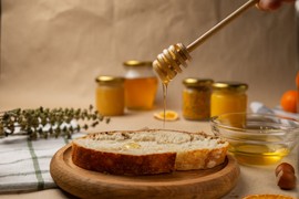 Namažite MED na PARČE HLEBA i za nekoliko minuta ćete saznati DA LI JE LAŽAN ILI PRAVI, DOMAĆI