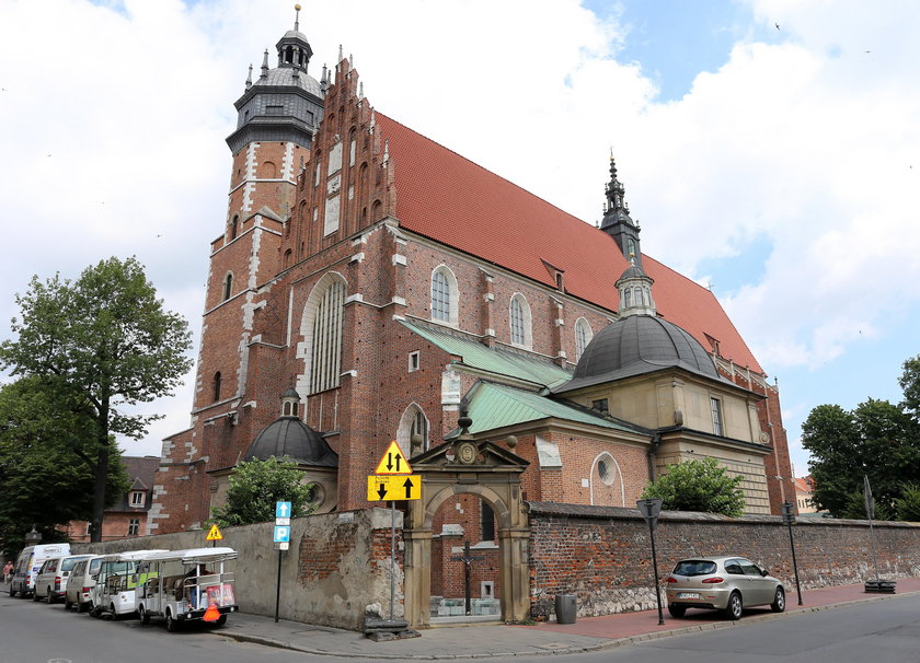 Skandal w krakowskim kościele. Rozebrał się do slipek