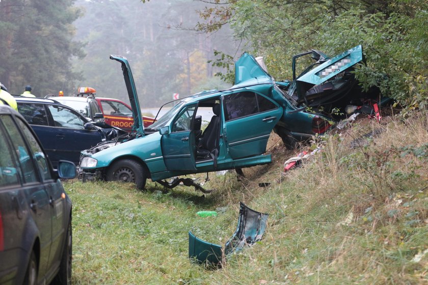 Groza niedaleko Kaczenic! Z mercedesa została miazga