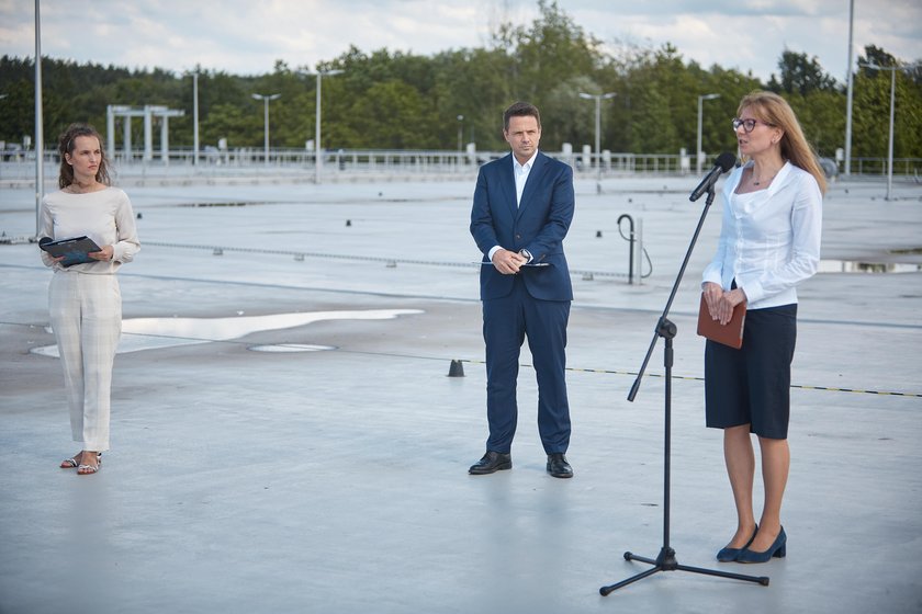 Przepychanki posłów przed wejściem na konferencje Trzaskowskiego