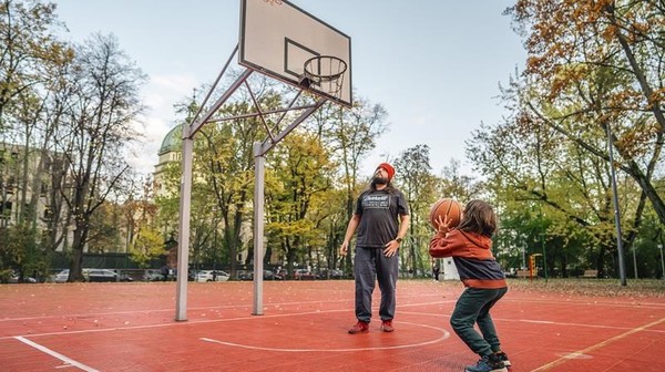 Bezpłatne zajęcia sportowe w Warszawie już ruszyły. To sposób na ruch i wspólny czas bez wydawania pieniędzy
