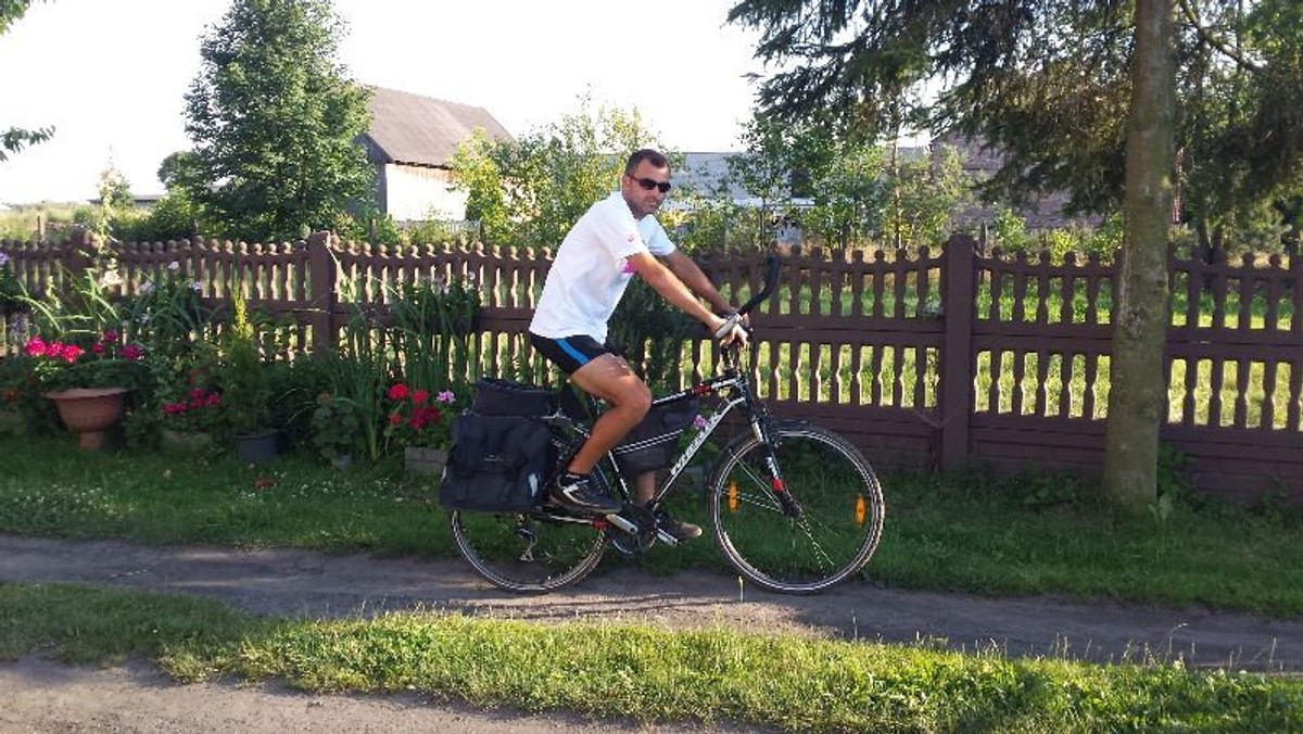 8 lat temu ważył 116 kg i nie ruszał się sprzed telewizora. Dziś jest o 37 kg lżejszy i żeby się rozluźnić, codziennie po pracy przejeżdża na rowerze co najmniej 100 km. W ubiegłym tygodniu pokonał ponad 700 kilometrów w niespełna 27 godzin i wygrał Ultramaraton Tour De PoMorze w kategorii Open. Część pokonywanych co roku kilometrów zamienia na złotówki, biorąc udział w akcji Pomoc Mierzona Kilometrami, w której reprezentuje drużynę Onetu. - Muszę zrobić 100 km dziennie, żeby się rozluźnić i odpocząć po pracy. To mój standardowy dystans - mówi nam Ireneusz Szymocha, w środowisku kolarzy znany jako Achom.