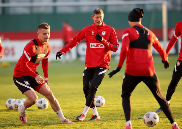 Zawodnicy piłkarskiej reprezentacji Polski Kamil Piątkowski (L) i Robert Lewandowski (C) podczas treningu kadry na bocznym boisku Legii w Warszawie