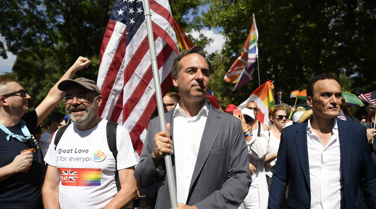 David Pressman, az USA budapesti nagykövete országa zászlajával a kezében a 28. Budapest Pride résztvevői között a Városligetben 2023. július 15-én / Fotó: MTI/Kovács Tamás