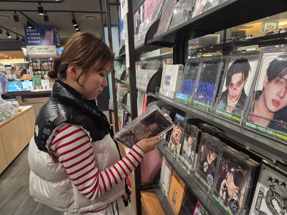 Gju-Ri razgleda kej-pop albume u muzičkoj prodavnici u Seulu | Foto: BBC