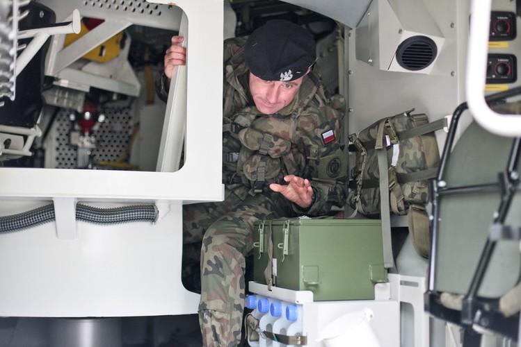 Umowa pomiędzy Inspektoratem Uzbrojenia MON oraz konsorcjum firm Huta Stalowa Wola S.A. i Rosomak S.A. została podpisana w kwietniu ub.r. Wartość kontraktu wynosi ponad 968 mln zł.
<br><br> (mr) PAP/Lech Muszyński