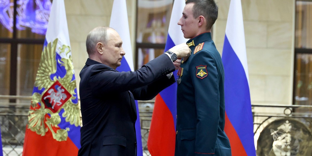 Władimir Putin przypina medal żołnierzowi