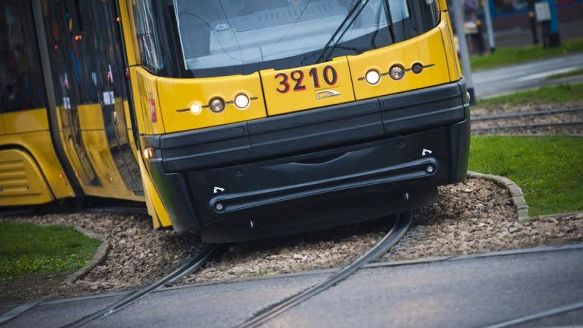 Duże utrudnienia w ruchu w kierunku centrum czekają mieszkańców Warszawy po awarii tramwaju na moście Poniatowskiego nad Wisłostradą. Tramwaj blokuje przystanek Poniatowskiego 03 - informuje TVN 24.