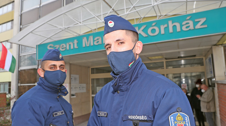 Ondó Dénes (balra) és Pénzes János a riasztás után néhány perccel az égő kór-teremhez ért, és azonnal a betegek kimentésébe kezdtek / Fotó: zsolnai Péter 