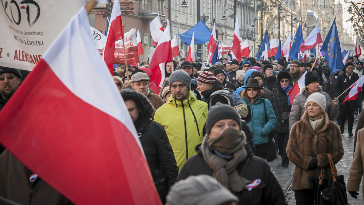 Ponad tysiąc osób przemaszerowało dziś ulicą Piotrkowską w proteście przeciw kontrolowaniu internetu oraz podsłuchom. Takie właśnie, zwiększone uprawnienia daje służbom przyjęta niedawno przez PiS nowela ustawy o policji.