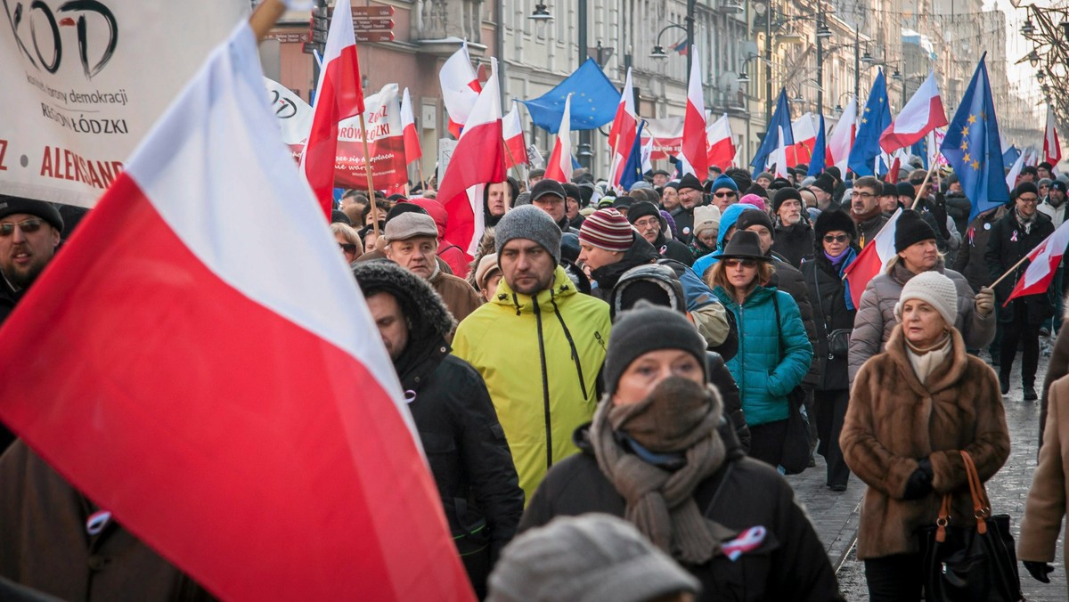 Ponad tysiąc osób przemaszerowało dziś ulicą Piotrkowską w proteście przeciw kontrolowaniu internetu oraz podsłuchom. Takie właśnie, zwiększone uprawnienia daje służbom przyjęta niedawno przez PiS nowela ustawy o policji.